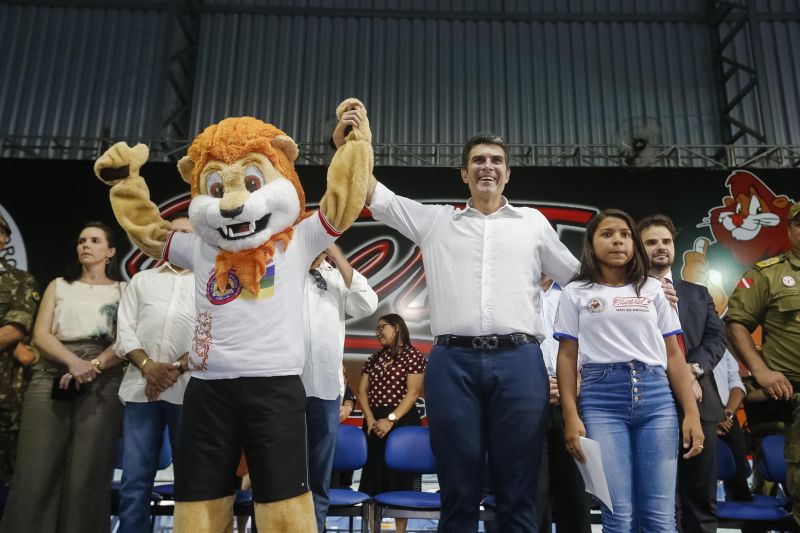 Cerca de 3.500 estudantes, de 13 escolas da rede pública da sede municipal de Marabá e dos distritos de Morada Nova e São Félix, no sudeste paraense, participaram nesta quarta-feira (19) da cerimônia de conclusão de cursos do Programa Educacional de Resistência às Drogas e à Violência (Proerd). Realizado no Centro de Convenções da Assembleia de Deus, a partir das 16 h, o evento encerrou um ciclo de quatro meses de formação, e contou com a participação do governador Helder Barbalho e do vice-governador Lúcio Vale. <div class='credito_fotos'>Foto: Marcelo Seabra / Ag. Pará   |   <a href='/midias/2019/originais/2762_20190619173709__mg_8525.jpg' download><i class='fa-solid fa-download'></i> Download</a></div>