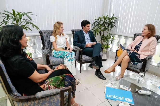 Os direitos de crianças e adolescentes foram o tema central da audiência que a representante do Fundo das Nações Unidas para a Infância e Adolescência (Unicef) no Brasil, Florence Bauer, teve nesta quinta-feira (21) com o governador Helder Barbalho, no Palácio do Governo, em Belém. O encontro teve como objetivo estabelecer um diálogo sobre Selo Unicef, iniciativa que envolve 115 municípios do Estado por meio da qual ações específicas são desenvolvidas, entre elas campanhas, programas de proteção e educação e saúde. O governador se colocou à disposição da agente para ampliar mais as ações no Estado, envolvendo órgãos diversos num grande programa integrado.

FOTO: MARCELO SEABRA / AGÊNCIA PARÁ
DATA: 21.02.2019
BELÉM - PA <div class='credito_fotos'>Foto: Marcelo Seabra / Ag. Pará   |   <a href='/midias/2019/originais/2763f19f-4e2d-4d23-9a84-a9729a1d94fa.jpg' download><i class='fa-solid fa-download'></i> Download</a></div>