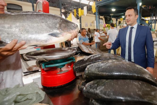 Uma equipe de fiscais do Procon do Pará esteve nesta terça-feira (16), desde às 8h30, no mercado de peixe do Ver-o-Peso, realizando ações de fiscalização dentro da Operação Páscoa 2019. O trabalho realizado pela Diretoria de Proteção e Defesa do Consumidor do Pará, vinculada à Secretaria de Estado de Justiça e Direitos Humanos (Sejudh), busca identificar e inibir abusos na comercialização de pescado e outros produtos muito procurados nesta época do ano.
Na foto Rogerio Barra.

FOTO: FERNANDO ARAÚJO / AGÊNCIA PARÁ
DATA: 16.04.2019
BELÉM - PARÁ <div class='credito_fotos'>Foto: Fernando Araújo/Ag. Pará   |   <a href='/midias/2019/originais/2764ee7a-6da5-4158-b7e6-a27c1d7e9ad1.jpg' download><i class='fa-solid fa-download'></i> Download</a></div>
