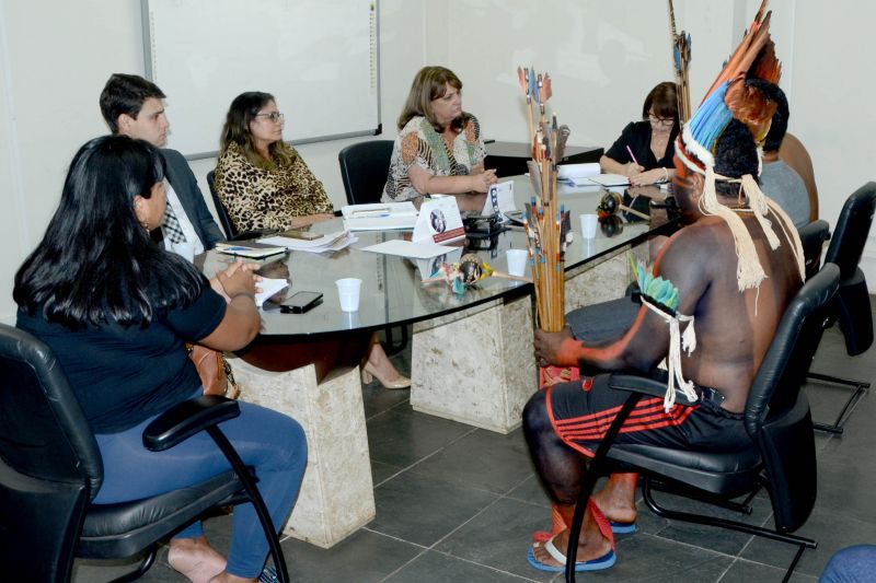 O Governo do Pará, por meio da Secretaria de Estado de Educação (Seduc), já estabeleceu uma agenda de reuniões com lideranças indígenas de três etnias para tratar, especificamente, sobre demandas na área educacional e medidas urgentes a serem adotadas. Dentre as principais deliberações está a prorrogação de todos os contratos dos professores indígenas e a reforma emergencial de uma das escolas da etnia Tembé. <div class='credito_fotos'>Foto: Rai Pontes/Ascom Seduc   |   <a href='/midias/2019/originais/2765_1.jpg' download><i class='fa-solid fa-download'></i> Download</a></div>