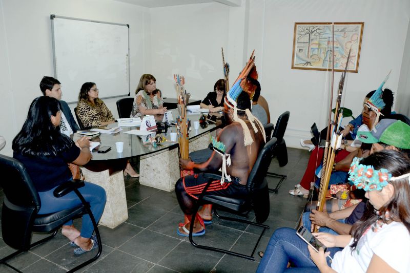 O Governo do Pará, por meio da Secretaria de Estado de Educação (Seduc), já estabeleceu uma agenda de reuniões com lideranças indígenas de três etnias para tratar, especificamente, sobre demandas na área educacional e medidas urgentes a serem adotadas. Dentre as principais deliberações está a prorrogação de todos os contratos dos professores indígenas e a reforma emergencial de uma das escolas da etnia Tembé. <div class='credito_fotos'>Foto: Rai Pontes/Ascom Seduc   |   <a href='/midias/2019/originais/2765_dsc_3952.jpg' download><i class='fa-solid fa-download'></i> Download</a></div>