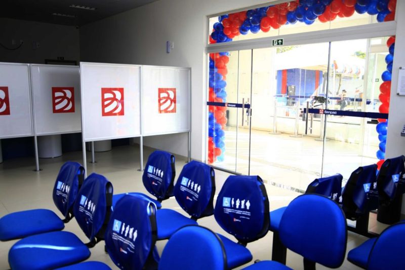 Após a entrega da primeira agência bancária na sede municipal, feita pelo governador Helder Barbalho nesta quarta-feira (19). A importância da agência do Banco do Estado do Pará (Banpará) para a geração de emprego e renda em Palestina e municípios próximos, foi destacada pelo chefe do Executivo.

FOTO: JADER PAES / AGÊNCIA PARÁ
DATA: 19.06.2019
PALESTINA - PARÁ <div class='credito_fotos'>Foto: JADER PAES / AGÊNCIA PA   |   <a href='/midias/2019/originais/2766_ban.jpg' download><i class='fa-solid fa-download'></i> Download</a></div>