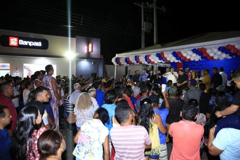 Após a entrega da primeira agência bancária na sede municipal, feita pelo governador Helder Barbalho nesta quarta-feira (19). A importância da agência do Banco do Estado do Pará (Banpará) para a geração de emprego e renda em Palestina e municípios próximos, foi destacada pelo chefe do Executivo.

FOTO: JADER PAES / AGÊNCIA PARÁ
DATA: 19.06.2019
PALESTINA - PARÁ <div class='credito_fotos'>Foto: Jader Paes / Agência Pará   |   <a href='/midias/2019/originais/2766_ban2.jpg' download><i class='fa-solid fa-download'></i> Download</a></div>