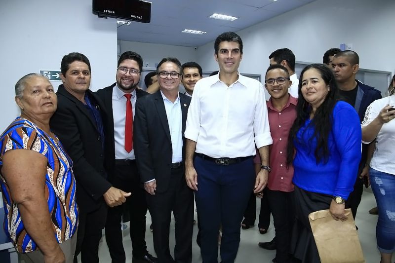 Após a entrega da primeira agência bancária na sede municipal, feita pelo governador Helder Barbalho nesta quarta-feira (19). A importância da agência do Banco do Estado do Pará (Banpará) para a geração de emprego e renda em Palestina e municípios próximos, foi destacada pelo chefe do Executivo.

FOTO: JADER PAES / AGÊNCIA PARÁ
DATA: 19.06.2019
PALESTINA - PARÁ <div class='credito_fotos'>Foto: JADER PAES / AG. PARÁ   |   <a href='/midias/2019/originais/2766_whatsappimage2019-06-19at20.17.091.jpg' download><i class='fa-solid fa-download'></i> Download</a></div>