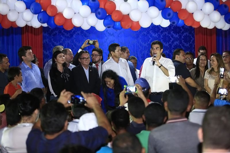 Após a entrega da primeira agência bancária na sede municipal, feita pelo governador Helder Barbalho nesta quarta-feira (19). A importância da agência do Banco do Estado do Pará (Banpará) para a geração de emprego e renda em Palestina e municípios próximos, foi destacada pelo chefe do Executivo.

FOTO: JADER PAES / AGÊNCIA PARÁ
DATA: 19.06.2019
PALESTINA - PARÁ <div class='credito_fotos'>Foto: JADER PAES / AG. PARÁ   |   <a href='/midias/2019/originais/2766_whatsappimage2019-06-19at20.17.142.jpg' download><i class='fa-solid fa-download'></i> Download</a></div>