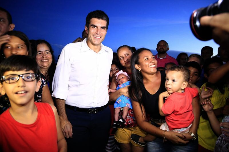 Após a entrega da primeira agência bancária na sede municipal, feita pelo governador Helder Barbalho nesta quarta-feira (19). A importância da agência do Banco do Estado do Pará (Banpará) para a geração de emprego e renda em Palestina e municípios próximos, foi destacada pelo chefe do Executivo.

FOTO: JADER PAES / AGÊNCIA PARÁ
DATA: 19.06.2019
PALESTINA - PARÁ <div class='credito_fotos'>Foto: JADER PAES / AG. PARÁ   |   <a href='/midias/2019/originais/2766_whatsappimage2019-06-19at20.17.17.jpg' download><i class='fa-solid fa-download'></i> Download</a></div>