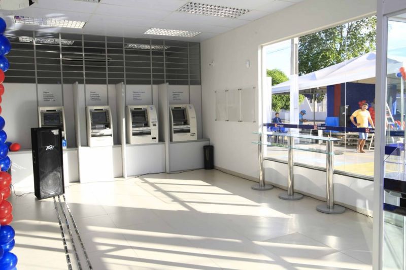 Após a entrega da primeira agência bancária na sede municipal, feita pelo governador Helder Barbalho nesta quarta-feira (19). A importância da agência do Banco do Estado do Pará (Banpará) para a geração de emprego e renda em Palestina e municípios próximos, foi destacada pelo chefe do Executivo.

FOTO: JADER PAES / AGÊNCIA PARÁ
DATA: 19.06.2019
PALESTINA - PARÁ <div class='credito_fotos'>Foto: JADER PAES / AG. PARÁ   |   <a href='/midias/2019/originais/2766_whatsappimage2019-06-19at20.17.18.jpg' download><i class='fa-solid fa-download'></i> Download</a></div>