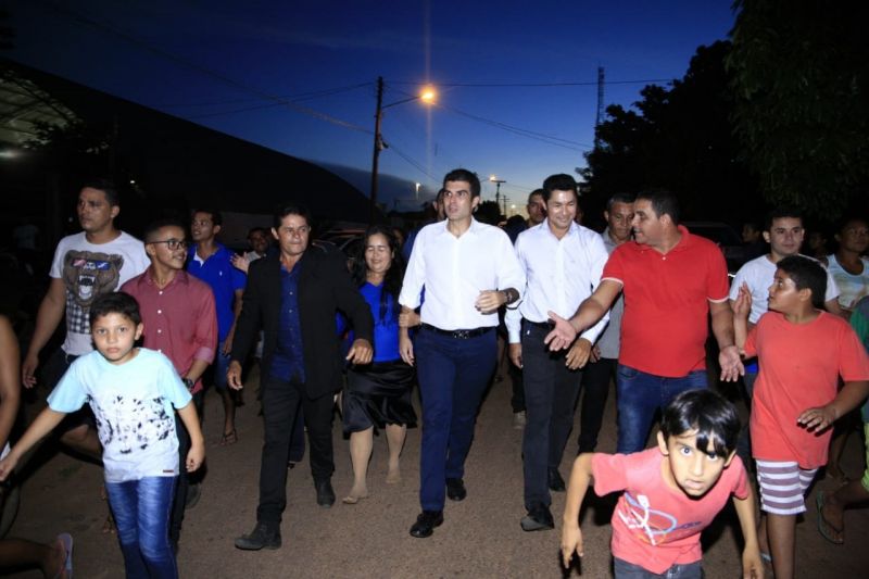 Após a entrega da primeira agência bancária na sede municipal, feita pelo governador Helder Barbalho nesta quarta-feira (19). A importância da agência do Banco do Estado do Pará (Banpará) para a geração de emprego e renda em Palestina e municípios próximos, foi destacada pelo chefe do Executivo.

FOTO: JADER PAES / AGÊNCIA PARÁ
DATA: 19.06.2019
PALESTINA - PARÁ <div class='credito_fotos'>Foto: JADER PAES / AG. PARÁ   |   <a href='/midias/2019/originais/2766_whatsappimage2019-06-19at20.17.221.jpg' download><i class='fa-solid fa-download'></i> Download</a></div>