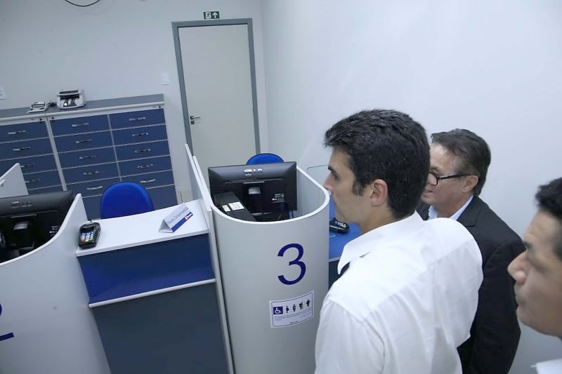 Após a entrega da primeira agência bancária na sede municipal, feita pelo governador Helder Barbalho nesta quarta-feira (19). A importância da agência do Banco do Estado do Pará (Banpará) para a geração de emprego e renda em Palestina e municípios próximos, foi destacada pelo chefe do Executivo.

FOTO: JADER PAES / AGÊNCIA PARÁ
DATA: 19.06.2019
PALESTINA - PARÁ <div class='credito_fotos'>Foto: JADER PAES / AGÊNCIA PA   |   <a href='/midias/2019/originais/2766_whatsappimage2019-06-19at20.17.23.jpg' download><i class='fa-solid fa-download'></i> Download</a></div>