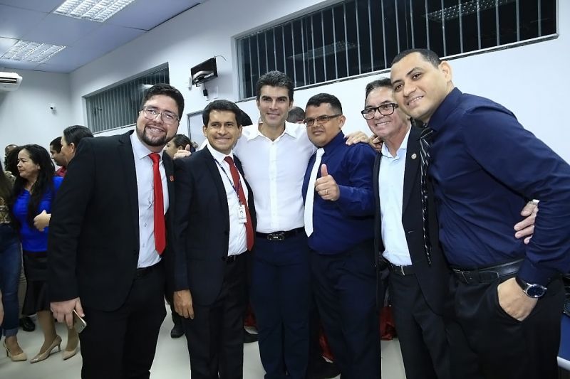 Após a entrega da primeira agência bancária na sede municipal, feita pelo governador Helder Barbalho nesta quarta-feira (19). A importância da agência do Banco do Estado do Pará (Banpará) para a geração de emprego e renda em Palestina e municípios próximos, foi destacada pelo chefe do Executivo.

FOTO: JADER PAES / AGÊNCIA PARÁ
DATA: 19.06.2019
PALESTINA - PARÁ <div class='credito_fotos'>Foto: JADER PAES / AG. PARÁ   |   <a href='/midias/2019/originais/2766_whatsappimage2019-06-19at20.17.231.jpg' download><i class='fa-solid fa-download'></i> Download</a></div>