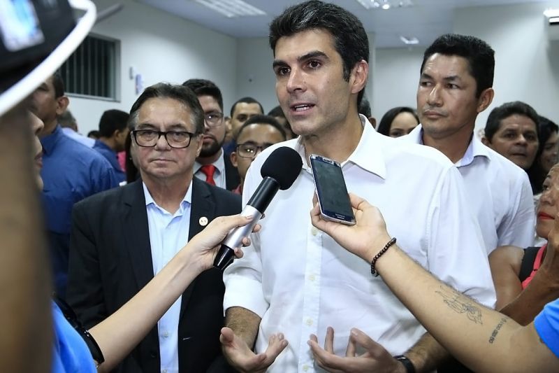 Após a entrega da primeira agência bancária na sede municipal, feita pelo governador Helder Barbalho nesta quarta-feira (19). A importância da agência do Banco do Estado do Pará (Banpará) para a geração de emprego e renda em Palestina e municípios próximos, foi destacada pelo chefe do Executivo.

FOTO: JADER PAES / AGÊNCIA PARÁ
DATA: 19.06.2019
PALESTINA - PARÁ <div class='credito_fotos'>Foto: JADER PAES / AG. PARÁ   |   <a href='/midias/2019/originais/2766_whatsappimage2019-06-19at20.17.251.jpg' download><i class='fa-solid fa-download'></i> Download</a></div>