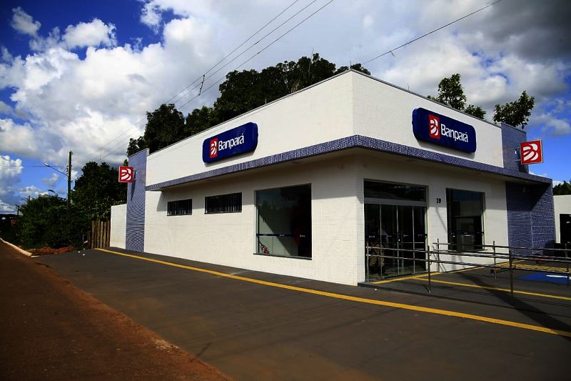 Após a entrega da primeira agência bancária na sede municipal, feita pelo governador Helder Barbalho nesta quarta-feira (19). A importância da agência do Banco do Estado do Pará (Banpará) para a geração de emprego e renda em Palestina e municípios próximos, foi destacada pelo chefe do Executivo.

FOTO: JADER PAES / AGÊNCIA PARÁ
DATA: 19.06.2019
PALESTINA - PARÁ <div class='credito_fotos'>Foto: JADER PAES / AG. PARÁ   |   <a href='/midias/2019/originais/2766_whatsappimage2019-06-19at20.17.271.jpg' download><i class='fa-solid fa-download'></i> Download</a></div>