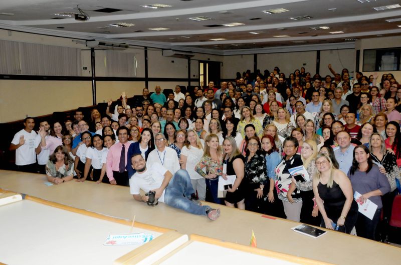 Mais de 200 educadores, entre eles gestores, diretores e técnicos de escolas das USES de Belém participaram na terça-feira (18) e quarta-feira (19), na capital paraense, da 4ª edição do I Encontro de Educação do Pará  <div class='credito_fotos'>Foto: ASCOM SEDUC   |   <a href='/midias/2019/originais/2768_rai16.jpg' download><i class='fa-solid fa-download'></i> Download</a></div>