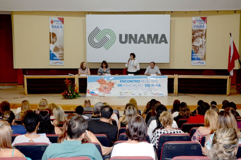 Mais de 200 educadores, entre eles gestores, diretores e técnicos de escolas das USES de Belém participaram na terça-feira (18) e quarta-feira (19), na capital paraense, da 4ª edição do I Encontro de Educação do Pará  <div class='credito_fotos'>Foto: ASCOM SEDUC   |   <a href='/midias/2019/originais/2768_secretarialeilafreire.jpg' download><i class='fa-solid fa-download'></i> Download</a></div>