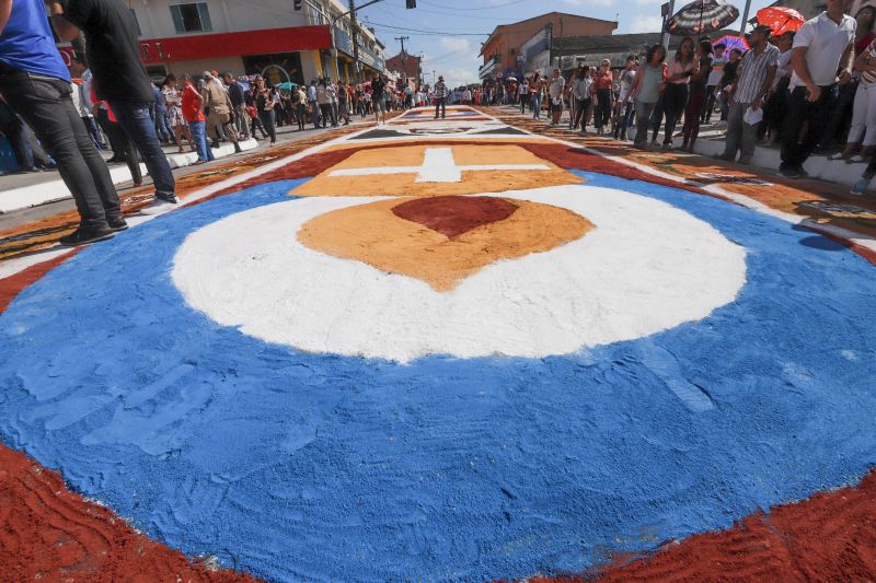 Tal e qual nos anos anteriores, o governador Helder Barbalho esteve em Capanema, no nordeste paraense, na manhã desta quinta, 20, para a tradicional celebração de Corpus Christi.

FOTO: MARCO SANTOS / AG. PARÁ
DATA: 20.06.2019
CAPANEMA - PARÁ <div class='credito_fotos'>Foto: Marco Santos / Ag. Pará   |   <a href='/midias/2019/originais/2769_-3262599046904379692_img_0570.jpg' download><i class='fa-solid fa-download'></i> Download</a></div>