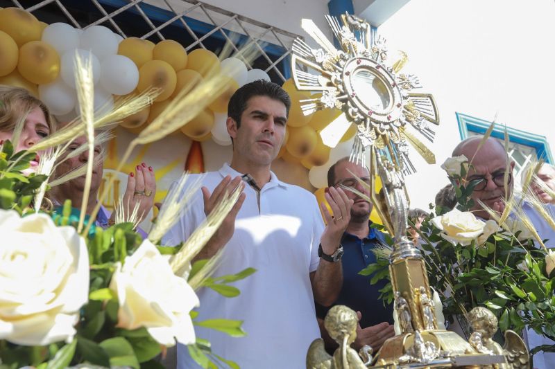 Tal e qual nos anos anteriores, o governador Helder Barbalho esteve em Capanema, no nordeste paraense, na manhã desta quinta, 20, para a tradicional celebração de Corpus Christi.

FOTO: MARCO SANTOS / AG. PARÁ
DATA: 20.06.2019
CAPANEMA - PARÁ <div class='credito_fotos'>Foto: Marco Santos / Ag. Pará   |   <a href='/midias/2019/originais/2769_-3936599234227418838_img_06612.jpg' download><i class='fa-solid fa-download'></i> Download</a></div>