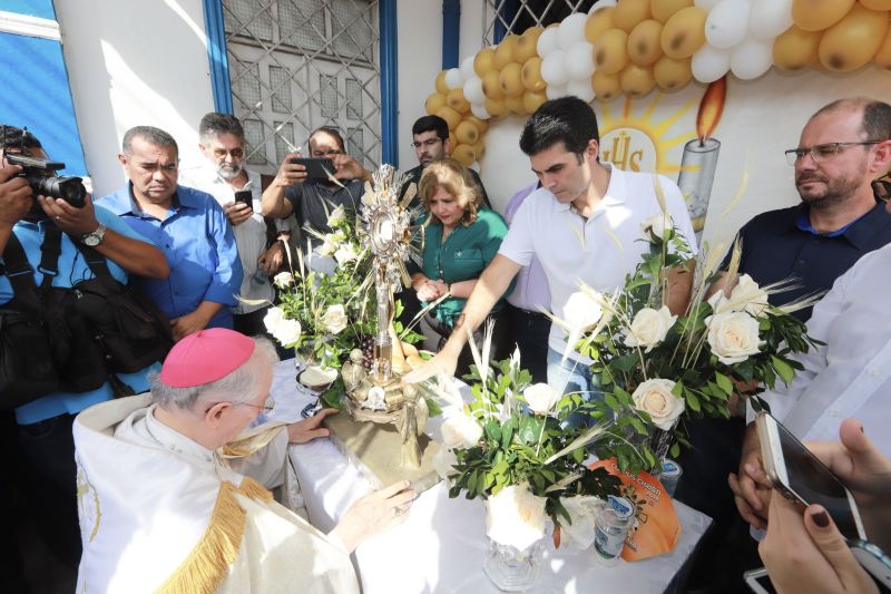 Tal e qual nos anos anteriores, o governador Helder Barbalho esteve em Capanema, no nordeste paraense, na manhã desta quinta, 20, para a tradicional celebração de Corpus Christi.

FOTO: MARCO SANTOS / AG. PARÁ
DATA: 20.06.2019
CAPANEMA - PARÁ <div class='credito_fotos'>Foto: Marco Santos / Ag. Pará   |   <a href='/midias/2019/originais/2769_-4758702033247966371_img_0603.jpg' download><i class='fa-solid fa-download'></i> Download</a></div>