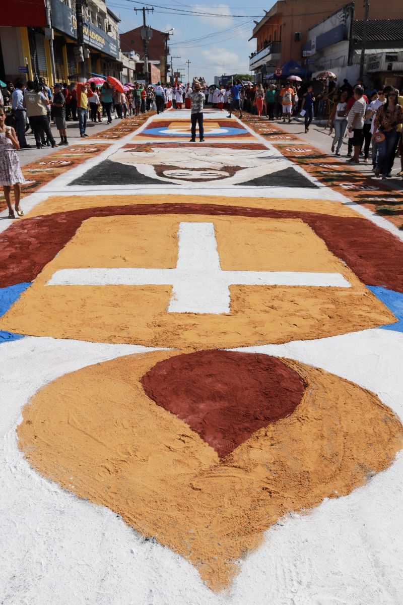 Tal e qual nos anos anteriores, o governador Helder Barbalho esteve em Capanema, no nordeste paraense, na manhã desta quinta, 20, para a tradicional celebração de Corpus Christi.

FOTO: MARCO SANTOS / AG. PARÁ
DATA: 20.06.2019
CAPANEMA - PARÁ <div class='credito_fotos'>Foto: Marco Santos / Ag. Pará   |   <a href='/midias/2019/originais/2769_-6558801056547695387_img_0572.jpg' download><i class='fa-solid fa-download'></i> Download</a></div>