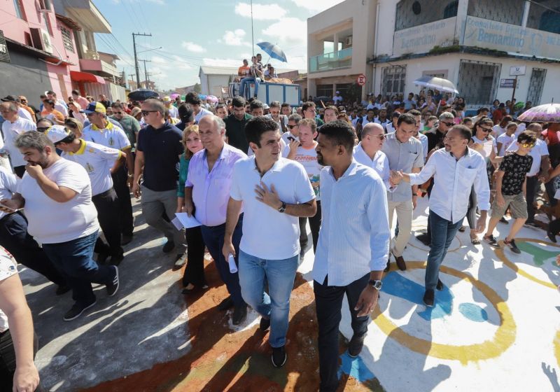 Tal e qual nos anos anteriores, o governador Helder Barbalho esteve em Capanema, no nordeste paraense, na manhã desta quinta, 20, para a tradicional celebração de Corpus Christi.

FOTO: MARCO SANTOS / AG. PARÁ
DATA: 20.06.2019
CAPANEMA - PARÁ <div class='credito_fotos'>Foto: Marco Santos / Ag. Pará   |   <a href='/midias/2019/originais/2769_-7355745889414711482_img_08142.jpg' download><i class='fa-solid fa-download'></i> Download</a></div>