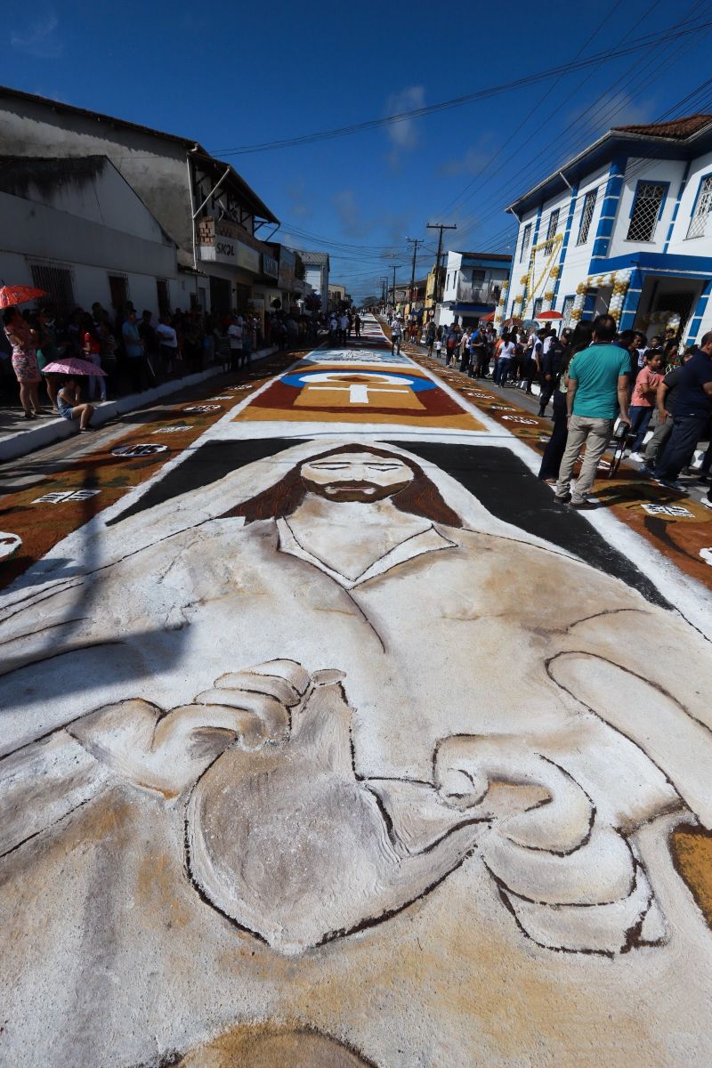 Tal e qual nos anos anteriores, o governador Helder Barbalho esteve em Capanema, no nordeste paraense, na manhã desta quinta, 20, para a tradicional celebração de Corpus Christi.

FOTO: MARCO SANTOS / AG. PARÁ
DATA: 20.06.2019
CAPANEMA - PARÁ <div class='credito_fotos'>Foto: Marco Santos / Ag. Pará   |   <a href='/midias/2019/originais/2769_-8781516447971095768_img_0537.jpg' download><i class='fa-solid fa-download'></i> Download</a></div>