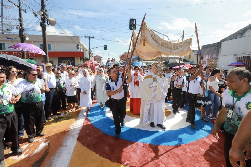 Tal e qual nos anos anteriores, o governador Helder Barbalho esteve em Capanema, no nordeste paraense, na manhã desta quinta, 20, para a tradicional celebração de Corpus Christi.

FOTO: MARCO SANTOS / AG. PARÁ
DATA: 20.06.2019
CAPANEMA - PARÁ <div class='credito_fotos'>Foto: Marco Santos / Ag. Pará   |   <a href='/midias/2019/originais/2769_3971281734177457674_img_05892.jpg' download><i class='fa-solid fa-download'></i> Download</a></div>