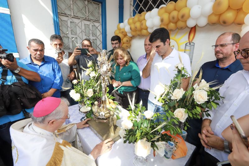 Tal e qual nos anos anteriores, o governador Helder Barbalho esteve em Capanema, no nordeste paraense, na manhã desta quinta, 20, para a tradicional celebração de Corpus Christi.

FOTO: MARCO SANTOS / AG. PARÁ
DATA: 20.06.2019
CAPANEMA - PARÁ <div class='credito_fotos'>Foto: Marco Santos / Ag. Pará   |   <a href='/midias/2019/originais/2769_5564435023965265584_img_0605.jpg' download><i class='fa-solid fa-download'></i> Download</a></div>