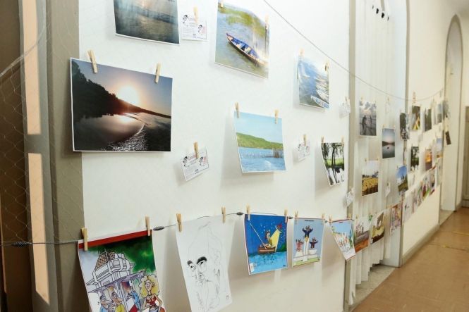 O lançamento do livro póstumo “Rir é o melhor corretivo”, do jornalista Euclides Farias, que morreu em agosto do ano passado prestes a completar 60 anos, movimentou a Casa da Linguagem, em Belém, na noite desta quarta-feira (8). A obra reúne 45 crônicas. O evento teve ainda um show de MPB com o percussionista Paulinho Assumpção e Banda, e a exposição das ilustrações da obra, de autoria do cartunista J. Bosco Azevedo, e de fotografias que Euclides Farias produziu por hobby.

FOTO: RICARDO AMANAJÁS / AGÊNCIA PARÁ
DATA: 09.05.2019
BELÉM - PARÁ <div class='credito_fotos'>Foto: Ricardo Amanajás / Ag. Pará   |   <a href='/midias/2019/originais/277296ad-bd36-4cc9-b468-62e785e90900.jpg' download><i class='fa-solid fa-download'></i> Download</a></div>