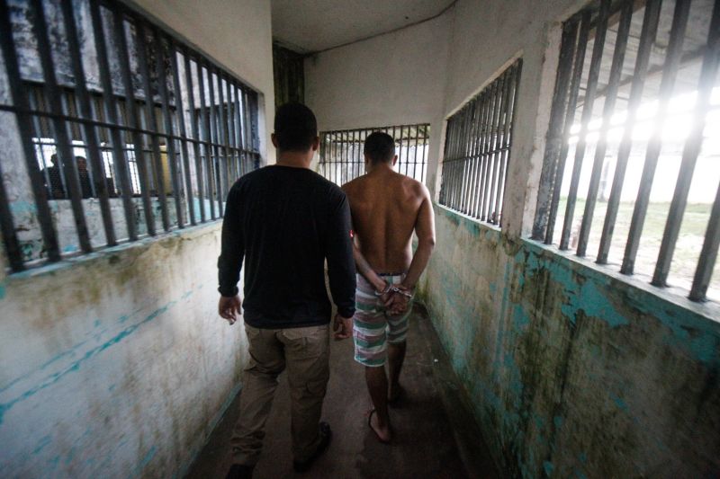 Em uma ação preventiva, fator fundamental para o convencimento da Justiça paraense e do próprio Ministério da Justiça, 30 custodiados do sistema penitenciário do Estado foram transferidos para o sistema carcerário federal. 

FOTO: AKIRA ONUMA / SUSIPE
DATA: 21.06.2019
BELÉM - PARÁ <div class='credito_fotos'>Foto: Akira Onuma / Ascom Susipe   |   <a href='/midias/2019/originais/2772__b9h0655.jpg' download><i class='fa-solid fa-download'></i> Download</a></div>
