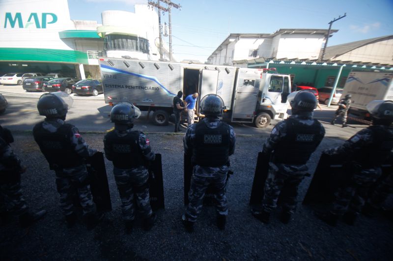 Em uma ação preventiva, fator fundamental para o convencimento da Justiça paraense e do próprio Ministério da Justiça, 30 custodiados do sistema penitenciário do Estado foram transferidos para o sistema carcerário federal. 

FOTO: AKIRA ONUMA / SUSIPE
DATA: 21.06.2019
BELÉM - PARÁ <div class='credito_fotos'>Foto: Akira Onuma / Ascom Susipe   |   <a href='/midias/2019/originais/2772__b9h0906.jpg' download><i class='fa-solid fa-download'></i> Download</a></div>