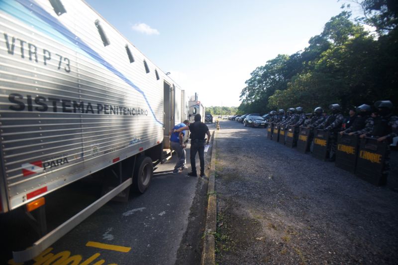 Em uma ação preventiva, fator fundamental para o convencimento da Justiça paraense e do próprio Ministério da Justiça, 30 custodiados do sistema penitenciário do Estado foram transferidos para o sistema carcerário federal. 

FOTO: AKIRA ONUMA / SUSIPE
DATA: 21.06.2019
BELÉM - PARÁ <div class='credito_fotos'>Foto: Akira Onuma / Ascom Susipe   |   <a href='/midias/2019/originais/2772__b9h0919.jpg' download><i class='fa-solid fa-download'></i> Download</a></div>