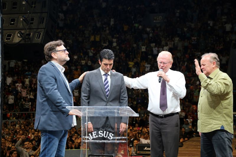 O município de Parauapebas, no sudeste paraense, terá um campus da Universidade do Estado do Pará (Uepa) até o final deste ano. A garantia da implantação definitiva de mais um campus da instituição de ensino superior na região, em parceria com a prefeitura local, foi dada pelo governador Helder Barbalho à vereadora Keila Adriana, de Parauapebas, na noite desta sexta-feira (21), quando ele participou do segundo dia do Congresso da Escola Bíblica - Escola de Sabedoria, da Igreja do Evangelho Quadrangular. <div class='credito_fotos'>Foto: Alex Ribeiro / Ag. Pará   |   <a href='/midias/2019/originais/2773_20190621204628_img_8761_1.jpg' download><i class='fa-solid fa-download'></i> Download</a></div>