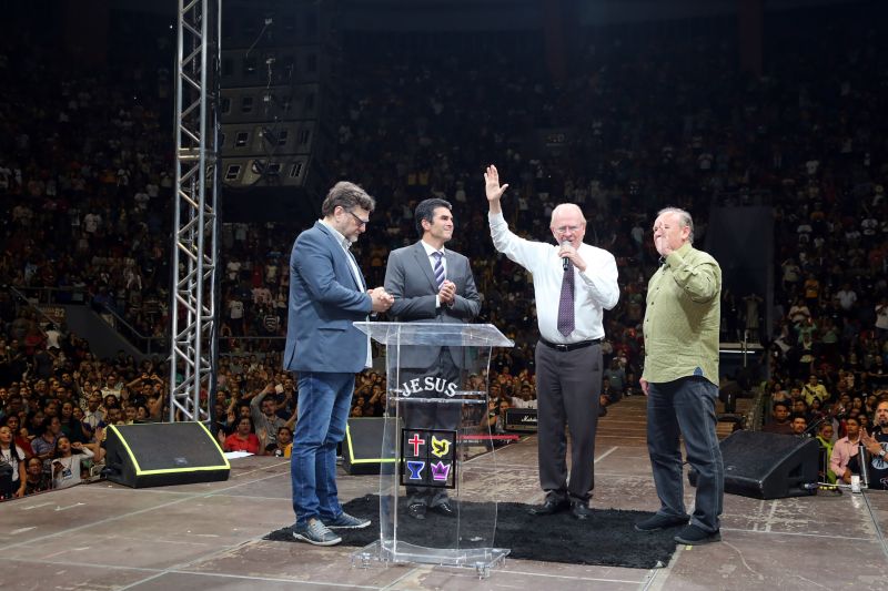 O município de Parauapebas, no sudeste paraense, terá um campus da Universidade do Estado do Pará (Uepa) até o final deste ano. A garantia da implantação definitiva de mais um campus da instituição de ensino superior na região, em parceria com a prefeitura local, foi dada pelo governador Helder Barbalho à vereadora Keila Adriana, de Parauapebas, na noite desta sexta-feira (21), quando ele participou do segundo dia do Congresso da Escola Bíblica - Escola de Sabedoria, da Igreja do Evangelho Quadrangular. <div class='credito_fotos'>Foto: Alex Ribeiro / Ag. Pará   |   <a href='/midias/2019/originais/2773_20190621204636_img_8764.jpg' download><i class='fa-solid fa-download'></i> Download</a></div>