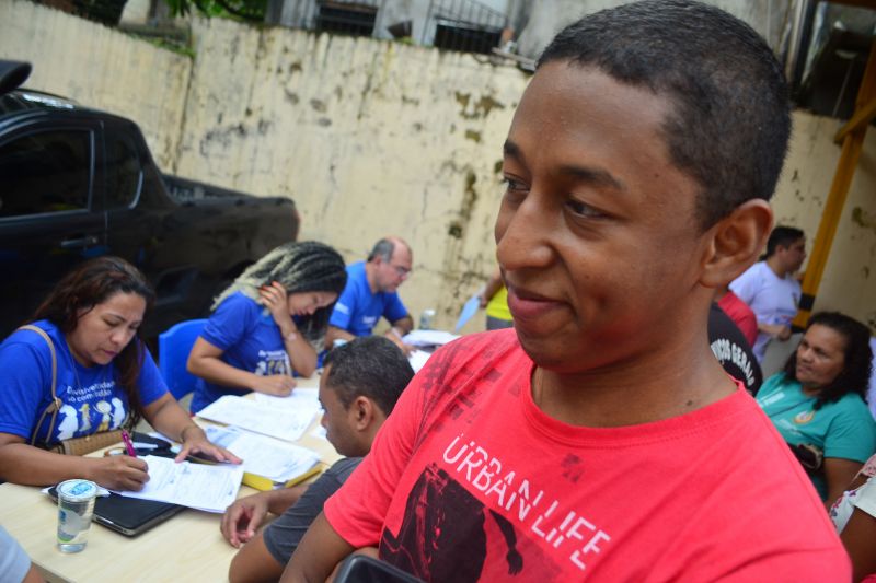 A delegacia de polícia, muitas vezes vista como sinônimo de crimes e prisão, vem se tornando, gradativamente, um espaço de cidadania para os moradores do bairro da Cabanagem e área de entorno, em Belém. Na manhã deste sábado (22), as portas do prédio foram abertas para oferecer à comunidade vários serviços, como emissão de carteira de identidade, carteira de trabalho e certidão de nascimento, além de assessoria jurídica, troca de lâmpadas e inscrição no Cadastro Único (Cadúnico). Essa mudança de conceito e atitude vem ocorrendo com a disponibilidade da estrutura do governo do Estado na própria comunidade, o que fortalece os laços com a população a partir da recuperação da confiança e valorização das pessoas, por meio das ações integradas do Projeto Território pela Paz (TerPaz).. <div class='credito_fotos'>Foto: Elielson Modesto / Ascom Segup   |   <a href='/midias/2019/originais/2774_antoniocarlosdasilvajunior.jpg' download><i class='fa-solid fa-download'></i> Download</a></div>