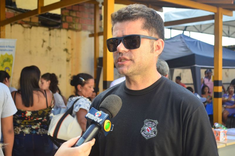 A delegacia de polícia, muitas vezes vista como sinônimo de crimes e prisão, vem se tornando, gradativamente, um espaço de cidadania para os moradores do bairro da Cabanagem e área de entorno, em Belém. Na manhã deste sábado (22), as portas do prédio foram abertas para oferecer à comunidade vários serviços, como emissão de carteira de identidade, carteira de trabalho e certidão de nascimento, além de assessoria jurídica, troca de lâmpadas e inscrição no Cadastro Único (Cadúnico). Essa mudança de conceito e atitude vem ocorrendo com a disponibilidade da estrutura do governo do Estado na própria comunidade, o que fortalece os laços com a população a partir da recuperação da confiança e valorização das pessoas, por meio das ações integradas do Projeto Território pela Paz (TerPaz).. <div class='credito_fotos'>Foto: Elielson Modesto / Ascom Segup   |   <a href='/midias/2019/originais/2774_delegadoadrianocosta1.jpg' download><i class='fa-solid fa-download'></i> Download</a></div>