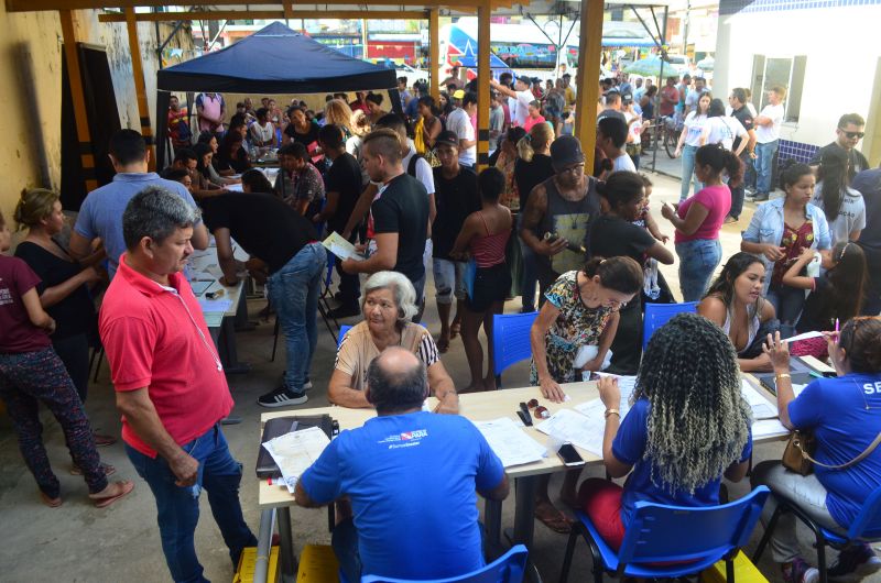 A delegacia de polícia, muitas vezes vista como sinônimo de crimes e prisão, vem se tornando, gradativamente, um espaço de cidadania para os moradores do bairro da Cabanagem e área de entorno, em Belém. Na manhã deste sábado (22), as portas do prédio foram abertas para oferecer à comunidade vários serviços, como emissão de carteira de identidade, carteira de trabalho e certidão de nascimento, além de assessoria jurídica, troca de lâmpadas e inscrição no Cadastro Único (Cadúnico). Essa mudança de conceito e atitude vem ocorrendo com a disponibilidade da estrutura do governo do Estado na própria comunidade, o que fortalece os laços com a população a partir da recuperação da confiança e valorização das pessoas, por meio das ações integradas do Projeto Território pela Paz (TerPaz).. <div class='credito_fotos'>Foto: Elielson Modesto / Ascom Segup   |   <a href='/midias/2019/originais/2774_dsc_0109.jpg' download><i class='fa-solid fa-download'></i> Download</a></div>