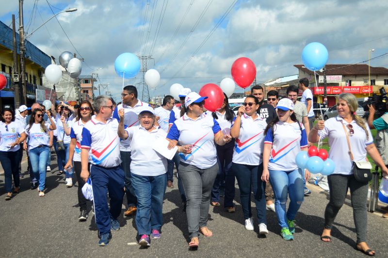 A delegacia de polícia, muitas vezes vista como sinônimo de crimes e prisão, vem se tornando, gradativamente, um espaço de cidadania para os moradores do bairro da Cabanagem e área de entorno, em Belém. Na manhã deste sábado (22), as portas do prédio foram abertas para oferecer à comunidade vários serviços, como emissão de carteira de identidade, carteira de trabalho e certidão de nascimento, além de assessoria jurídica, troca de lâmpadas e inscrição no Cadastro Único (Cadúnico). Essa mudança de conceito e atitude vem ocorrendo com a disponibilidade da estrutura do governo do Estado na própria comunidade, o que fortalece os laços com a população a partir da recuperação da confiança e valorização das pessoas, por meio das ações integradas do Projeto Território pela Paz (TerPaz).. <div class='credito_fotos'>Foto: Elielson Modesto / Ascom Segup   |   <a href='/midias/2019/originais/2774_dsc_0229.jpg' download><i class='fa-solid fa-download'></i> Download</a></div>