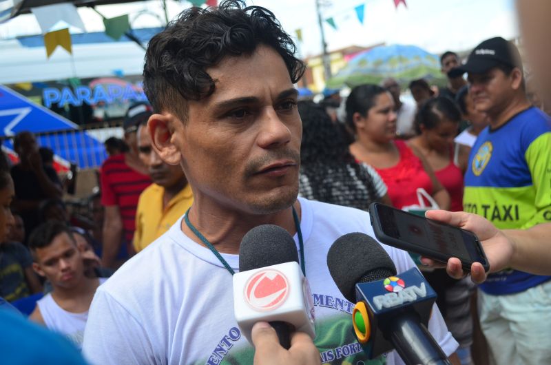 A delegacia de polícia, muitas vezes vista como sinônimo de crimes e prisão, vem se tornando, gradativamente, um espaço de cidadania para os moradores do bairro da Cabanagem e área de entorno, em Belém. Na manhã deste sábado (22), as portas do prédio foram abertas para oferecer à comunidade vários serviços, como emissão de carteira de identidade, carteira de trabalho e certidão de nascimento, além de assessoria jurídica, troca de lâmpadas e inscrição no Cadastro Único (Cadúnico). Essa mudança de conceito e atitude vem ocorrendo com a disponibilidade da estrutura do governo do Estado na própria comunidade, o que fortalece os laços com a população a partir da recuperação da confiança e valorização das pessoas, por meio das ações integradas do Projeto Território pela Paz (TerPaz).. <div class='credito_fotos'>Foto: Elielson Modesto / Ascom Segup   |   <a href='/midias/2019/originais/2774_franciscopimenta_lidercomunitario1.jpg' download><i class='fa-solid fa-download'></i> Download</a></div>