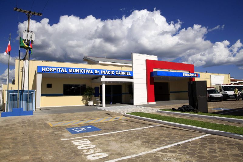 Uma parceria iniciada durante a segunda edição do Programa Governo por Todo o Pará, em abril deste ano, já rendeu frutos para a população de Breu Branco, município da região do Lago de Tucuruí, no sudeste paraense. Naquele evento, ocorrido no município vizinho de Marabá, o governador Helder Barbalho atendeu ao prefeito Garcês Costa e firmou parceria para a conclusão da obra de reforma e ampliação do Hospital Municipal “Dr. Inácio Gabriel”. Neste sábado (22), a unidade de saúde foi reinaugurada, com a presença do governador, de autoridades locais e centenas de moradores. <div class='credito_fotos'>Foto: Ricardo Amanajás / Ag. Pará   |   <a href='/midias/2019/originais/2775__94j5622.jpg' download><i class='fa-solid fa-download'></i> Download</a></div>