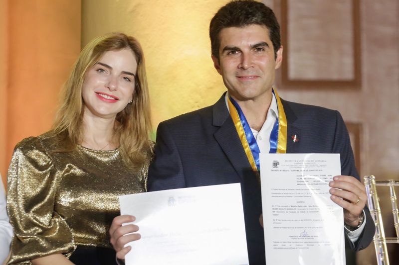 Com a assinatura de uma ordem de serviço, no valor de R$ 10 milhões, para recuperação de vias urbanas, e o anúncio de outras obras essenciais à população, o governo do Estado participou no sábado (22) das comemorações pelos 358 anos de fundação do município de Santarém, a "Pérola do Tapajós" cantada nos versos de Wilson Fonseca (o maestro Isoca), e que ao longo de mais de três séculos se tornou um polo econômico e cultural na região oeste do Pará. <div class='credito_fotos'>Foto: Marco Santos / Ag. Pará   |   <a href='/midias/2019/originais/2776_img_8042.jpg' download><i class='fa-solid fa-download'></i> Download</a></div>