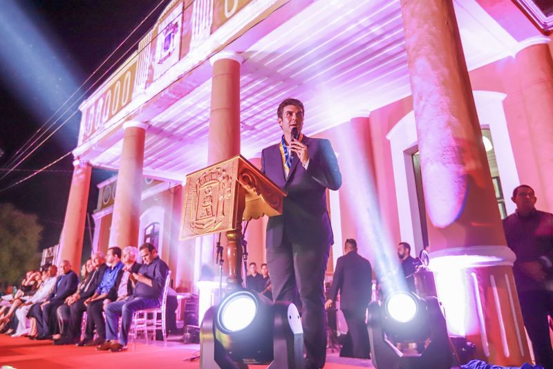 Com a assinatura de uma ordem de serviço, no valor de R$ 10 milhões, para recuperação de vias urbanas, e o anúncio de outras obras essenciais à população, o governo do Estado participou no sábado (22) das comemorações pelos 358 anos de fundação do município de Santarém, a "Pérola do Tapajós" cantada nos versos de Wilson Fonseca (o maestro Isoca), e que ao longo de mais de três séculos se tornou um polo econômico e cultural na região oeste do Pará. <div class='credito_fotos'>Foto: Marco Santos / Ag. Pará   |   <a href='/midias/2019/originais/2776_img_8044.jpg' download><i class='fa-solid fa-download'></i> Download</a></div>