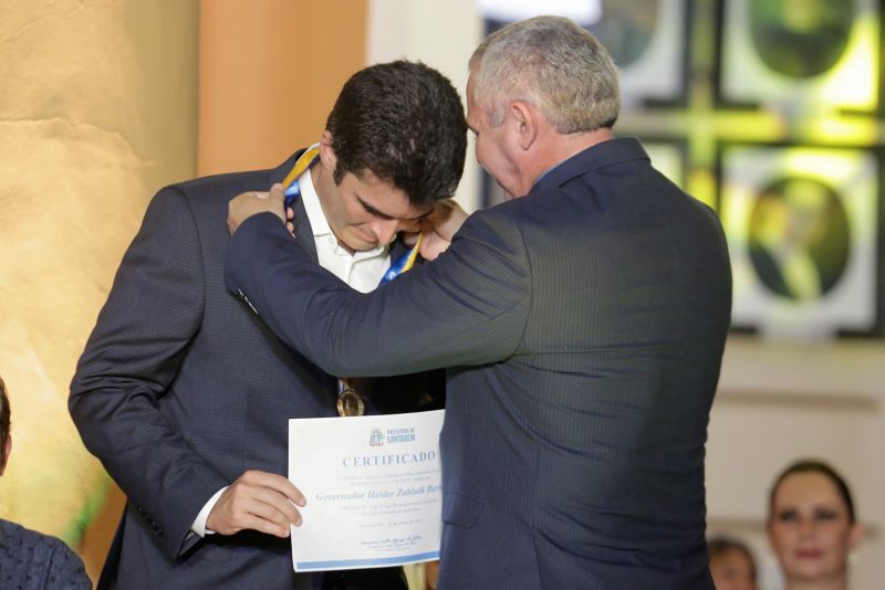 Com a assinatura de uma ordem de serviço, no valor de R$ 10 milhões, para recuperação de vias urbanas, e o anúncio de outras obras essenciais à população, o governo do Estado participou no sábado (22) das comemorações pelos 358 anos de fundação do município de Santarém, a "Pérola do Tapajós" cantada nos versos de Wilson Fonseca (o maestro Isoca), e que ao longo de mais de três séculos se tornou um polo econômico e cultural na região oeste do Pará. <div class='credito_fotos'>Foto: Marco Santos / Ag. Pará   |   <a href='/midias/2019/originais/2776_img_8046.jpg' download><i class='fa-solid fa-download'></i> Download</a></div>