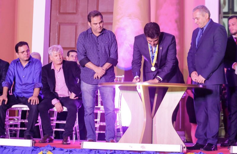 Com a assinatura de uma ordem de serviço, no valor de R$ 10 milhões, para recuperação de vias urbanas, e o anúncio de outras obras essenciais à população, o governo do Estado participou no sábado (22) das comemorações pelos 358 anos de fundação do município de Santarém, a "Pérola do Tapajós" cantada nos versos de Wilson Fonseca (o maestro Isoca), e que ao longo de mais de três séculos se tornou um polo econômico e cultural na região oeste do Pará. <div class='credito_fotos'>Foto: Marco Santos / Ag. Pará   |   <a href='/midias/2019/originais/2776_img_8047.jpg' download><i class='fa-solid fa-download'></i> Download</a></div>