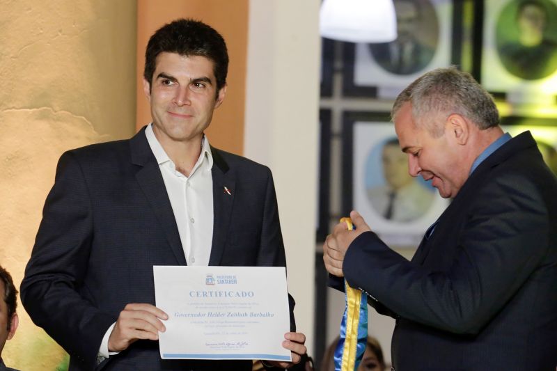 Com a assinatura de uma ordem de serviço, no valor de R$ 10 milhões, para recuperação de vias urbanas, e o anúncio de outras obras essenciais à população, o governo do Estado participou no sábado (22) das comemorações pelos 358 anos de fundação do município de Santarém, a "Pérola do Tapajós" cantada nos versos de Wilson Fonseca (o maestro Isoca), e que ao longo de mais de três séculos se tornou um polo econômico e cultural na região oeste do Pará. <div class='credito_fotos'>Foto: Marco Santos / Ag. Pará   |   <a href='/midias/2019/originais/2776_img_8056.jpg' download><i class='fa-solid fa-download'></i> Download</a></div>