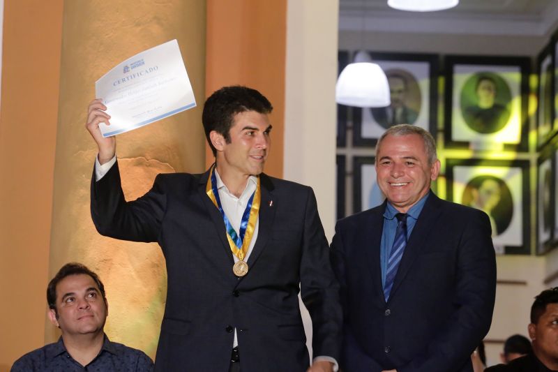 Com a assinatura de uma ordem de serviço, no valor de R$ 10 milhões, para recuperação de vias urbanas, e o anúncio de outras obras essenciais à população, o governo do Estado participou no sábado (22) das comemorações pelos 358 anos de fundação do município de Santarém, a "Pérola do Tapajós" cantada nos versos de Wilson Fonseca (o maestro Isoca), e que ao longo de mais de três séculos se tornou um polo econômico e cultural na região oeste do Pará. <div class='credito_fotos'>Foto: Marco Santos / Ag. Pará   |   <a href='/midias/2019/originais/2776_img_8058.jpg' download><i class='fa-solid fa-download'></i> Download</a></div>