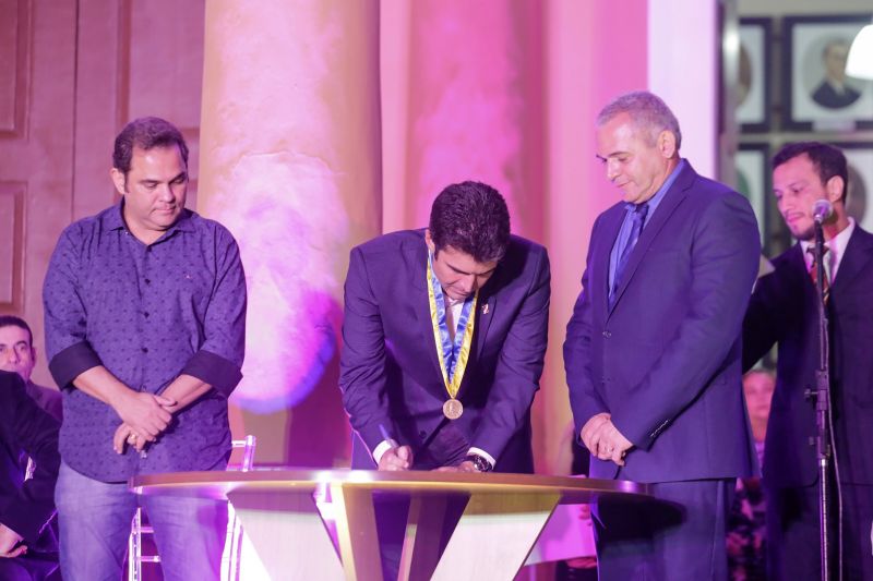 Com a assinatura de uma ordem de serviço, no valor de R$ 10 milhões, para recuperação de vias urbanas, e o anúncio de outras obras essenciais à população, o governo do Estado participou no sábado (22) das comemorações pelos 358 anos de fundação do município de Santarém, a "Pérola do Tapajós" cantada nos versos de Wilson Fonseca (o maestro Isoca), e que ao longo de mais de três séculos se tornou um polo econômico e cultural na região oeste do Pará. <div class='credito_fotos'>Foto: Marco Santos / Ag. Pará   |   <a href='/midias/2019/originais/2776_img_8062.jpg' download><i class='fa-solid fa-download'></i> Download</a></div>