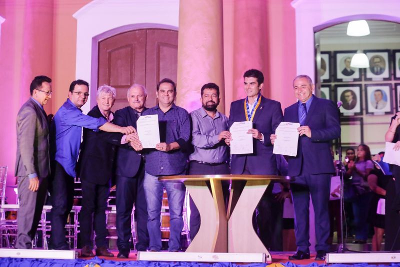 Com a assinatura de uma ordem de serviço, no valor de R$ 10 milhões, para recuperação de vias urbanas, e o anúncio de outras obras essenciais à população, o governo do Estado participou no sábado (22) das comemorações pelos 358 anos de fundação do município de Santarém, a "Pérola do Tapajós" cantada nos versos de Wilson Fonseca (o maestro Isoca), e que ao longo de mais de três séculos se tornou um polo econômico e cultural na região oeste do Pará. <div class='credito_fotos'>Foto: Marco Santos / Ag. Pará   |   <a href='/midias/2019/originais/2776_img_8064.jpg' download><i class='fa-solid fa-download'></i> Download</a></div>