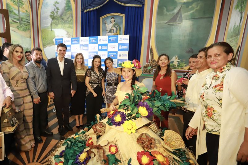 Com a assinatura de uma ordem de serviço, no valor de R$ 10 milhões, para recuperação de vias urbanas, e o anúncio de outras obras essenciais à população, o governo do Estado participou no sábado (22) das comemorações pelos 358 anos de fundação do município de Santarém, a "Pérola do Tapajós" cantada nos versos de Wilson Fonseca (o maestro Isoca), e que ao longo de mais de três séculos se tornou um polo econômico e cultural na região oeste do Pará. <div class='credito_fotos'>Foto: Marco Santos / Ag. Pará   |   <a href='/midias/2019/originais/2776_img_8065.jpg' download><i class='fa-solid fa-download'></i> Download</a></div>