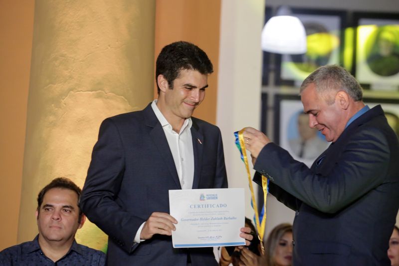 Com a assinatura de uma ordem de serviço, no valor de R$ 10 milhões, para recuperação de vias urbanas, e o anúncio de outras obras essenciais à população, o governo do Estado participou no sábado (22) das comemorações pelos 358 anos de fundação do município de Santarém, a "Pérola do Tapajós" cantada nos versos de Wilson Fonseca (o maestro Isoca), e que ao longo de mais de três séculos se tornou um polo econômico e cultural na região oeste do Pará. <div class='credito_fotos'>Foto: Marco Santos / Ag. Pará   |   <a href='/midias/2019/originais/2776_img_8070.jpg' download><i class='fa-solid fa-download'></i> Download</a></div>