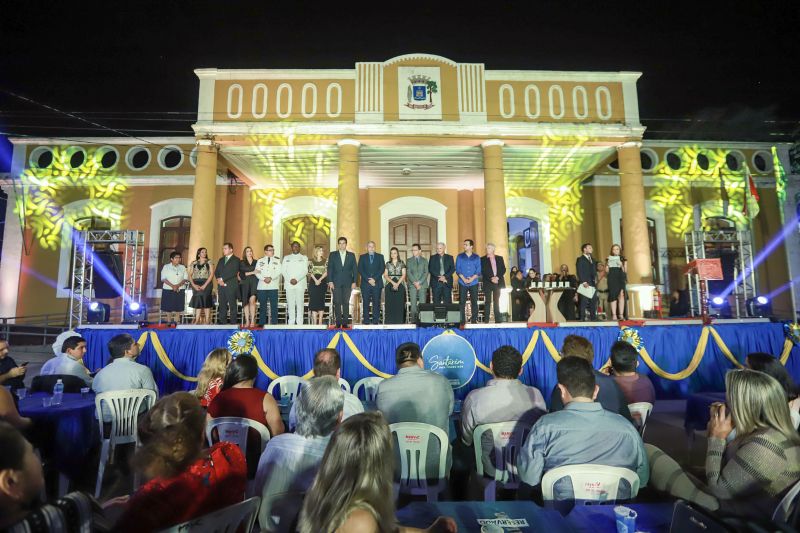 Com a assinatura de uma ordem de serviço, no valor de R$ 10 milhões, para recuperação de vias urbanas, e o anúncio de outras obras essenciais à população, o governo do Estado participou no sábado (22) das comemorações pelos 358 anos de fundação do município de Santarém, a "Pérola do Tapajós" cantada nos versos de Wilson Fonseca (o maestro Isoca), e que ao longo de mais de três séculos se tornou um polo econômico e cultural na região oeste do Pará. <div class='credito_fotos'>Foto: Marco Santos / Ag. Pará   |   <a href='/midias/2019/originais/2776_img_8071.jpg' download><i class='fa-solid fa-download'></i> Download</a></div>