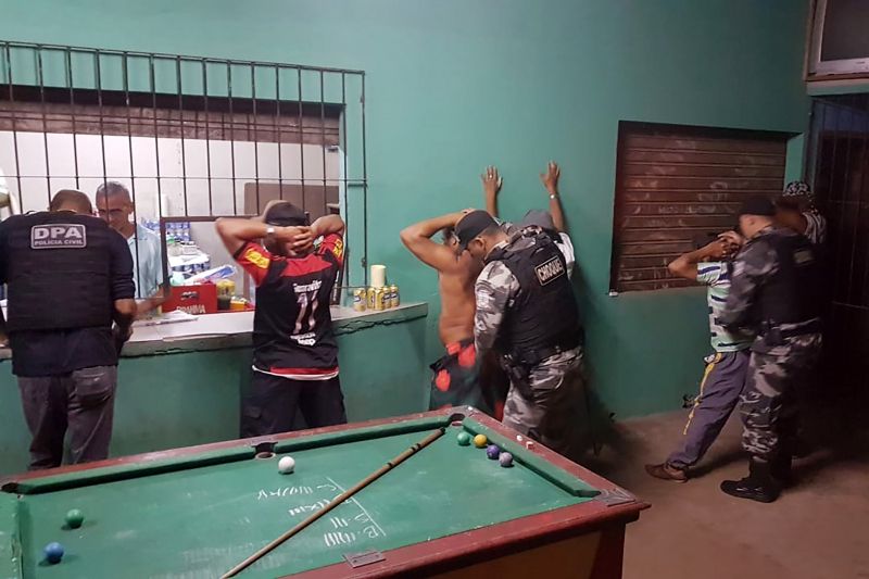 A Polícia Civil divulgou, na manhã deste domingo (23), o balanço final da Operação Pacificação, deflagrada às 22 horas de sábado até a madrugada de hoje, nos bairros Cabanagem e Bengui, em Belém. Vinte e cinco bares foram fiscalizados, e quatro acabaram fechados por irregularidades, como falta de documentação obrigatória (alvará). <div class='credito_fotos'>Foto: ASCOM / POLÍCIA CÍVIL   |   <a href='/midias/2019/originais/2777_foto1.jpg' download><i class='fa-solid fa-download'></i> Download</a></div>